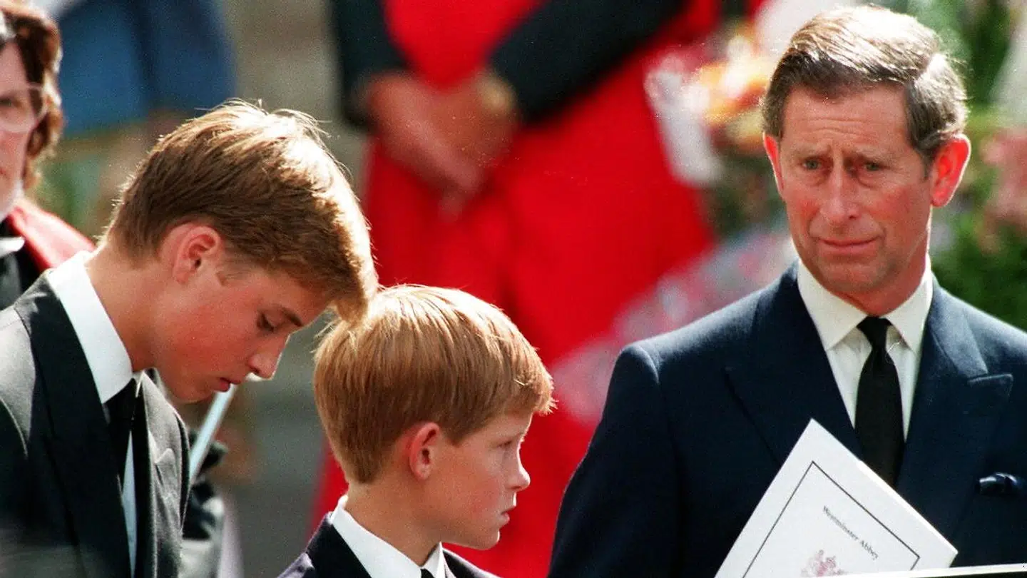 Prins William og prins Harry sammen med deres far, prins Charles, ved Dianaes begravelse i 1997.
