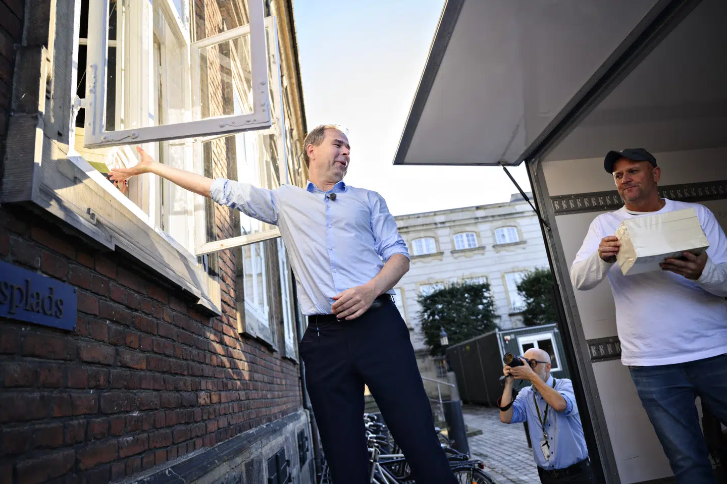 Finansminister Nicolai Wammen (S) står på rampen til en varebil og langer trykte eksemplarer af forslaget til næste års finanslov ind ad vinduet til Finansministeriet. Materialet omfatter tre dele, dels finanslovsforslaget, dels en økonomisk redegørelse f.eks. med en oversigt over boligmarkedet, dels en økonomisk fremskrivning til 2025, som bl.a. indeholder en vurdering af det økonomiske råderum i årene, der kommer. Philip Davali/Ritzau Scanpix