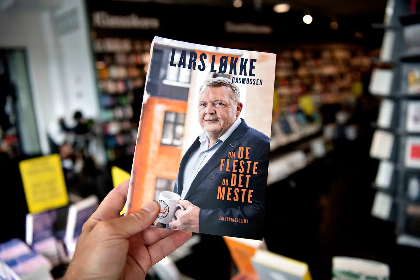 Et eksemplar af tidligere statsminister Lars Løkke Rasmussens erindringer fotograferet hos en boghandler i København.