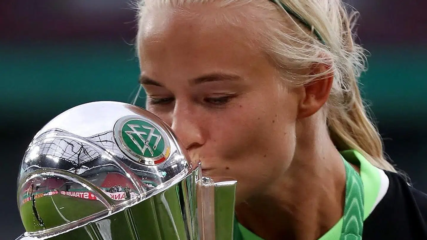 Pernille Harder kysser Cup-trofæet, som hun vandt med Wolfsburg.