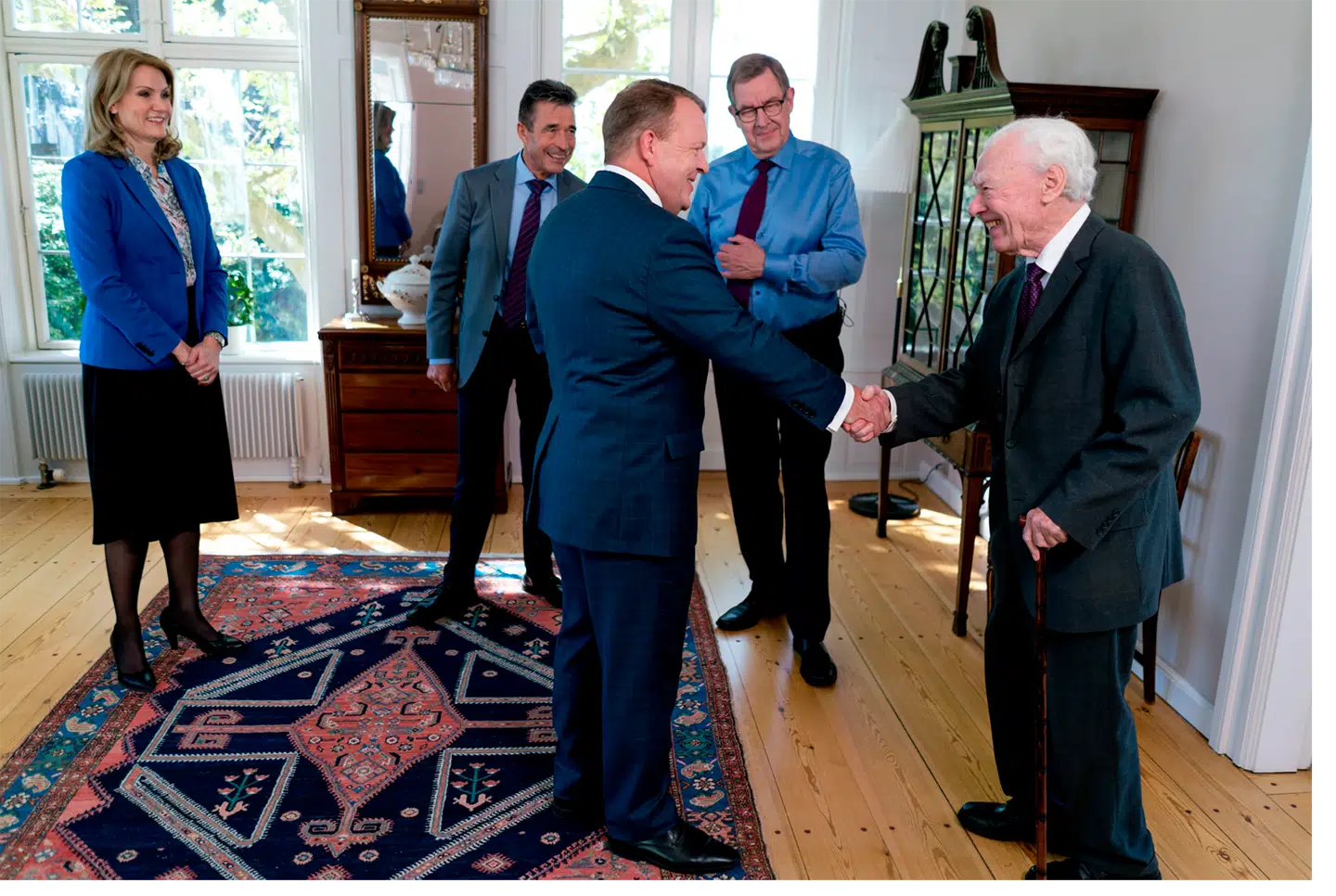 Lasr Løkke Rasmussen tager imod de øvrige nulevende statsministre på Marienborg i 2016.