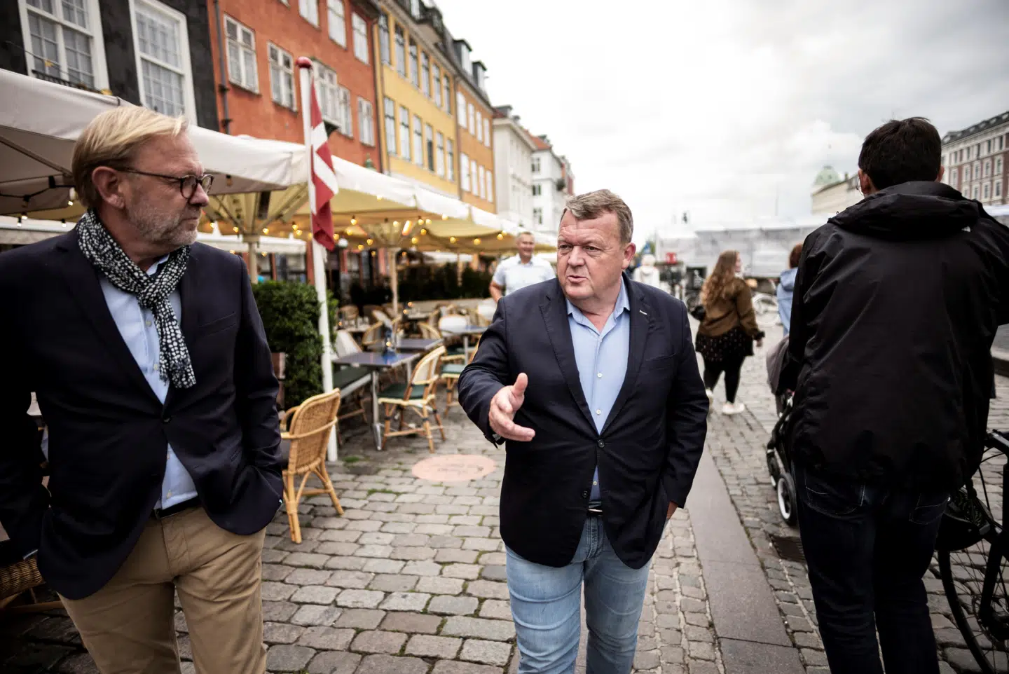 Når man går i Nyhavn, bliver Lars Løkke ofte afbrudt af folk, der vil hilse på.