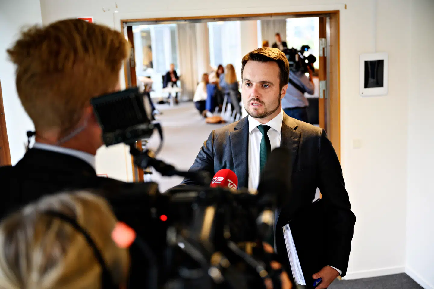 Erhvervsminister Simon Kollerup (S) efter forhandlingerne om hjælpepakker i Erhvervsministeriet fredag. Foto: Philip Davali/Ritzau Scanpix