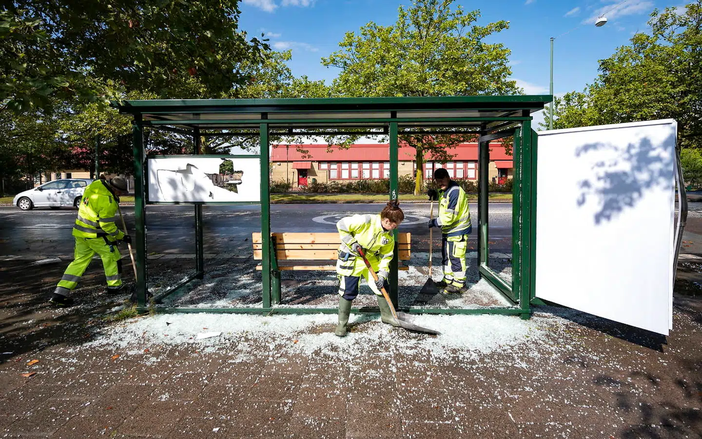 Her ses oprydningsarbejdet efter urolighederne