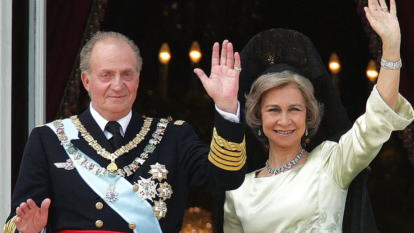 Skandalerne er de senere år væltet ned over den spanske ekskonge Juan Carlos. Her ses han med dronning Sofia, mens alt stadig var godt i 2004.