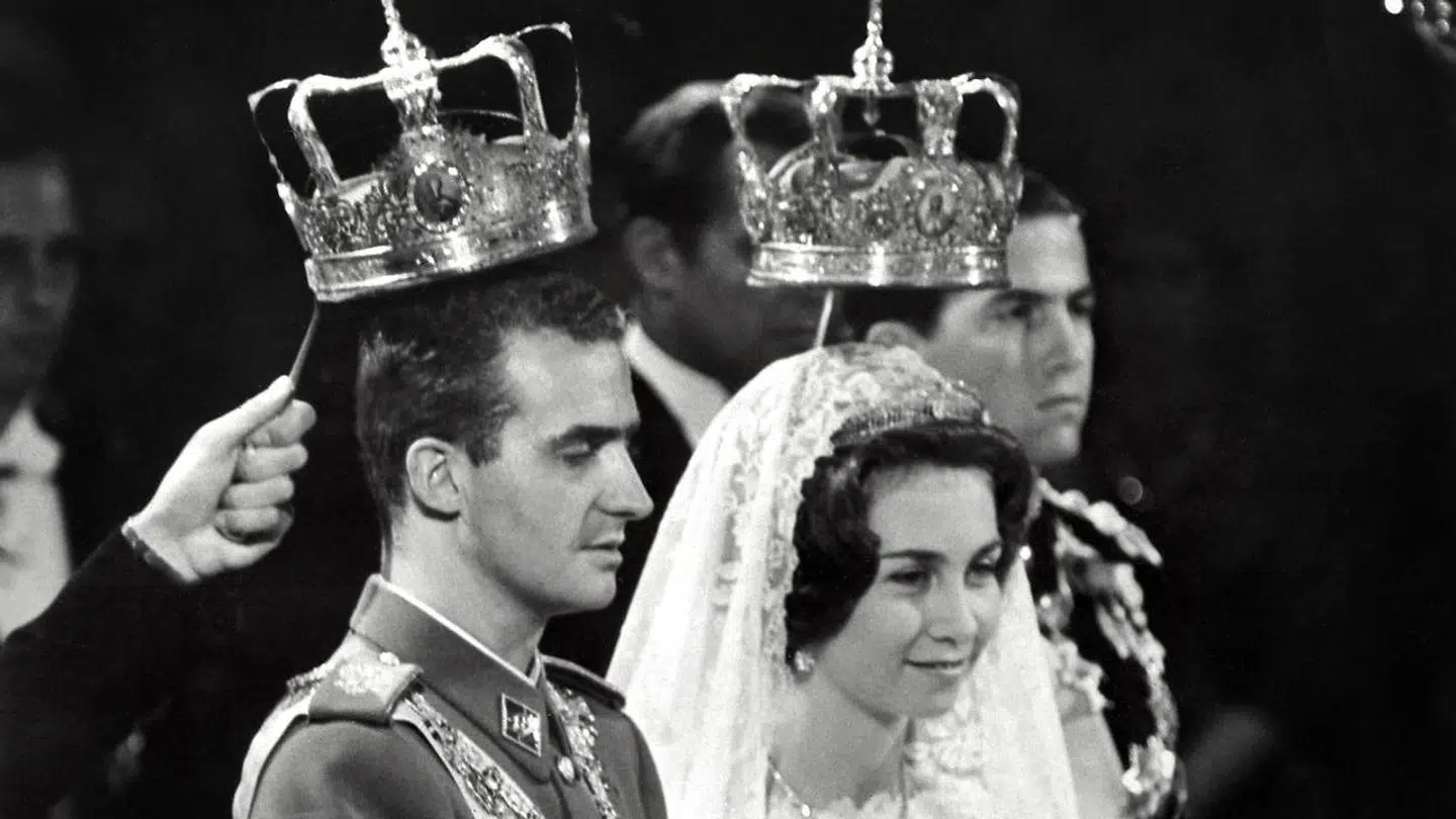 Kong Juan Carlos blev i 1962 gift med den græske prinsesse Sophia af Grækenland. Hun er søster til ekskong Konstantin og dermed svigerinde til eksdronning Anne-Marie.
