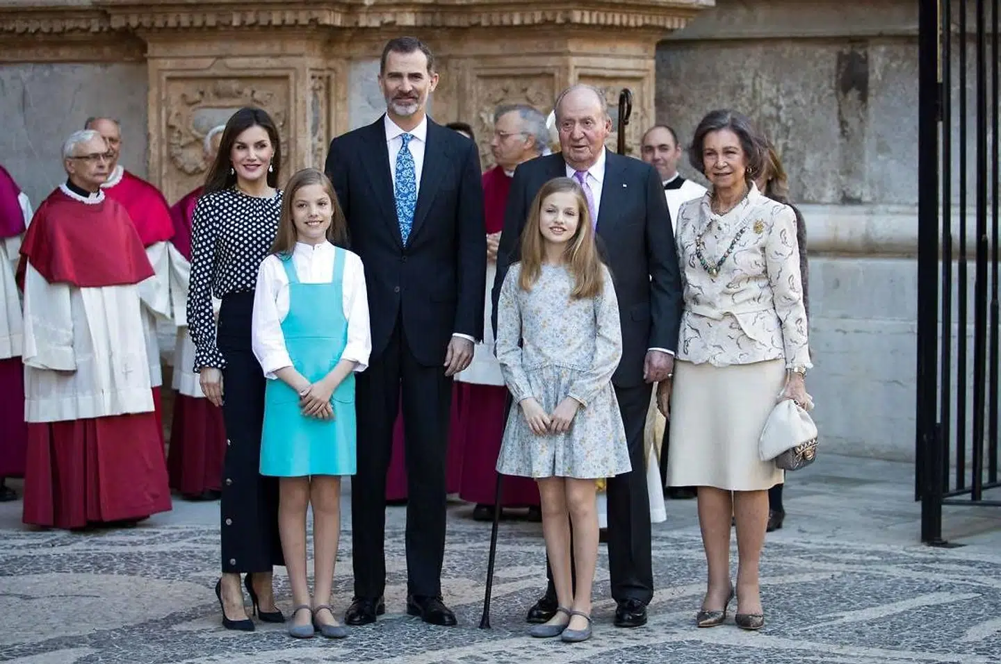 Juan Carlos valgte som følge af skandalerne i 2012 at abdicere i 2014 og overlade tronen til sin søn Felipe. Her ses Juan Carlos, hans kone, eksdronning Sofia, med kong Felipe, dronning Letizia samt deres døtre prinsesse Sofia og prinsesse Leonor.