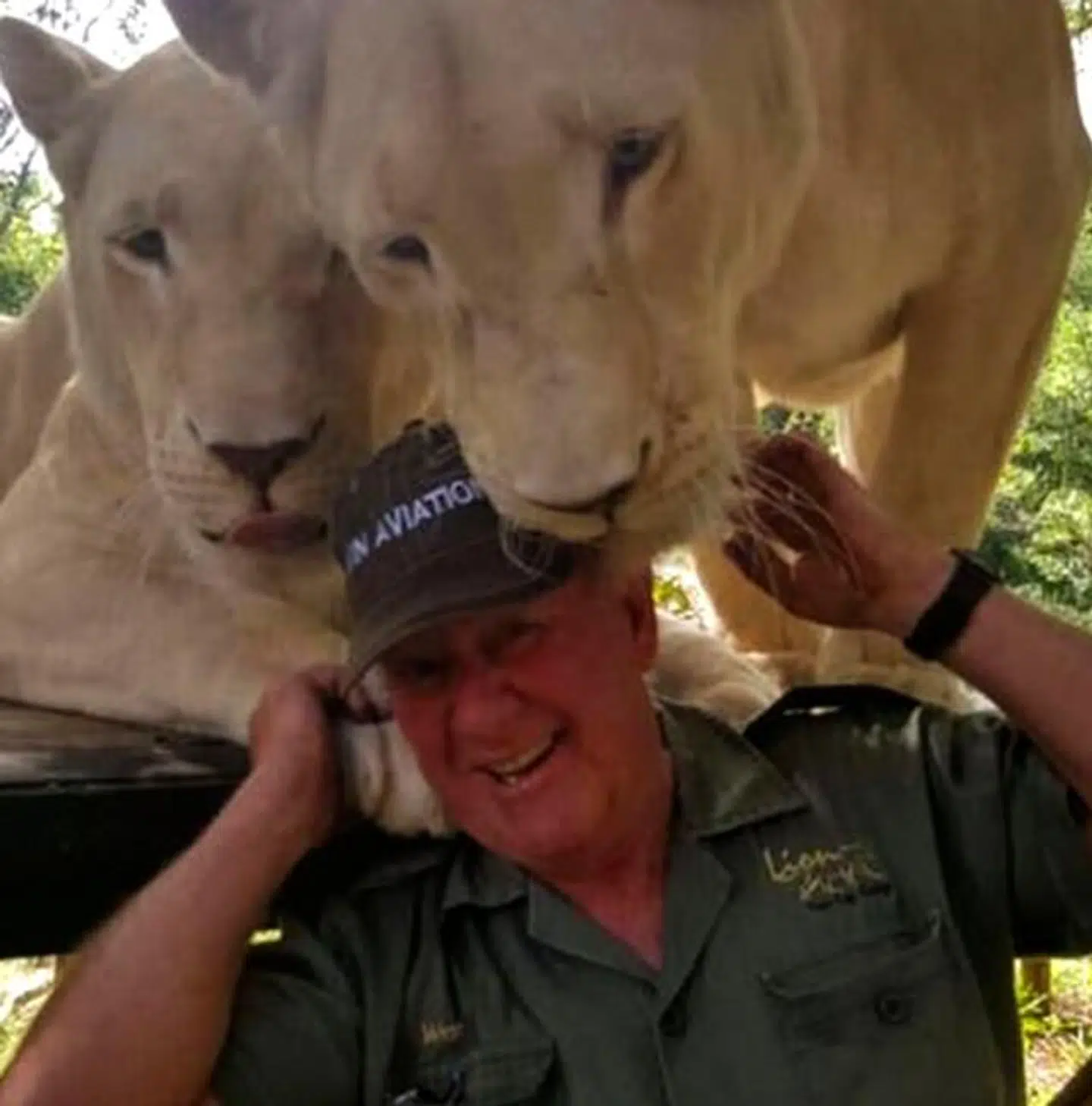 West Mathewson fotograferet med sine to, hvide løver.