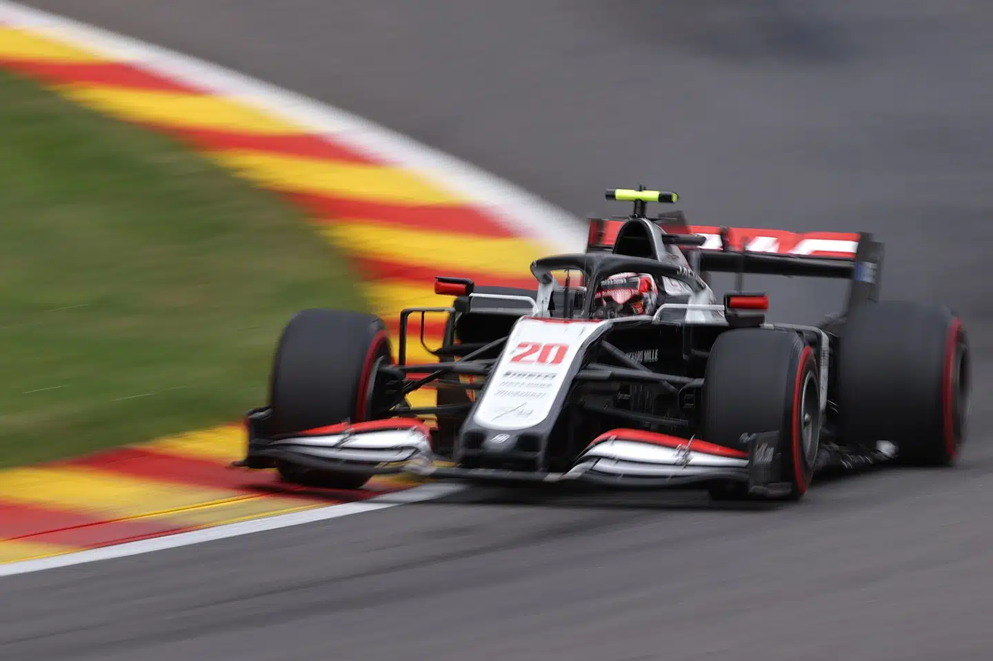Kevin Magnussen har noget af en opgave foran sig, når han søndag starter allersidst i det belgiske grandprix. Lars Baron/Ritzau Scanpix