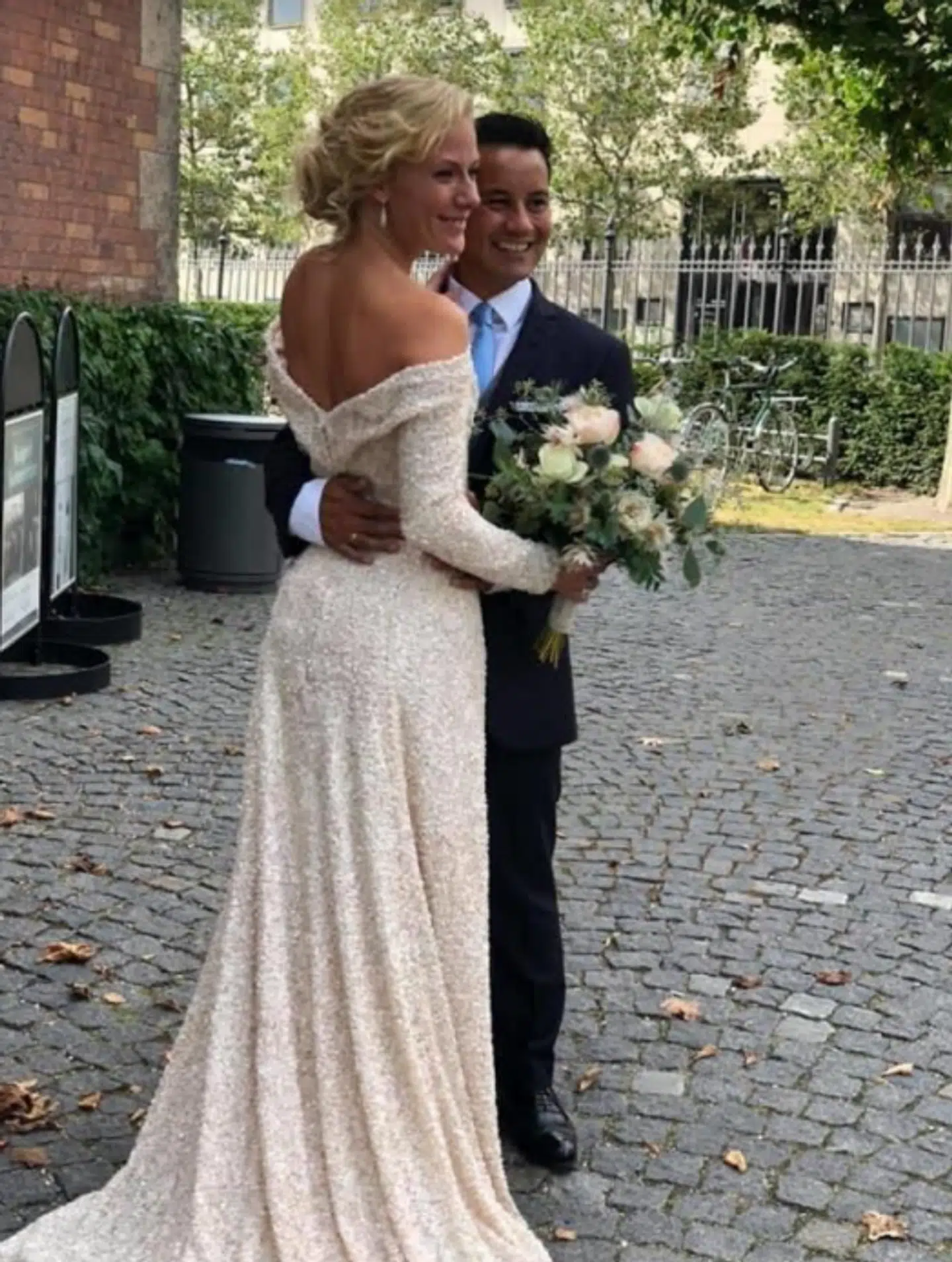 Kristine Yde Eriksen og Max-Emil Nissen, efter de havde sagt ja til hinanden. Kjolen er lavet af Lasse Spangenberg.