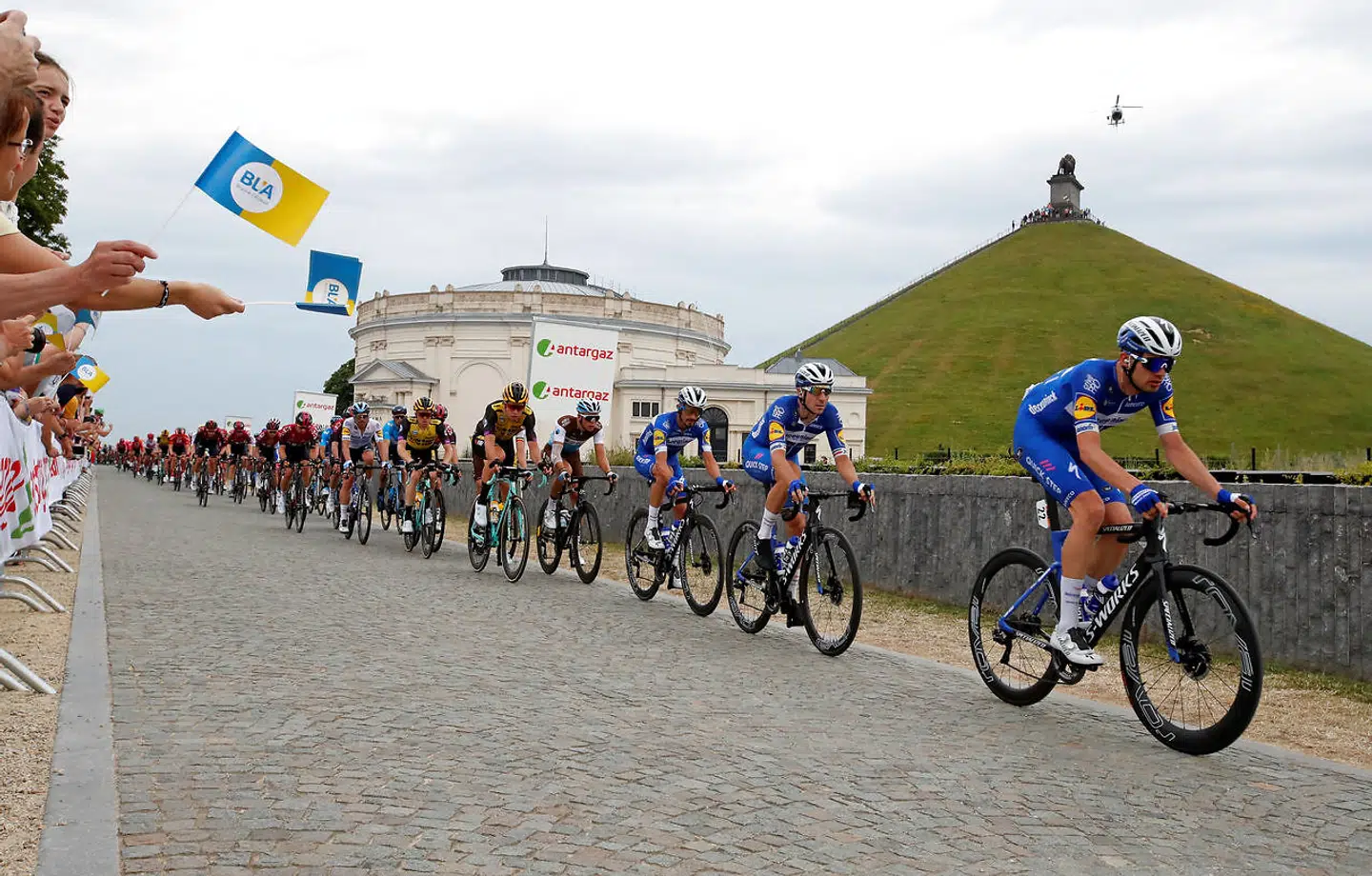 Kasper Asgreen (th.) trækker Tour de France-feltet ved første etape i fjor.
