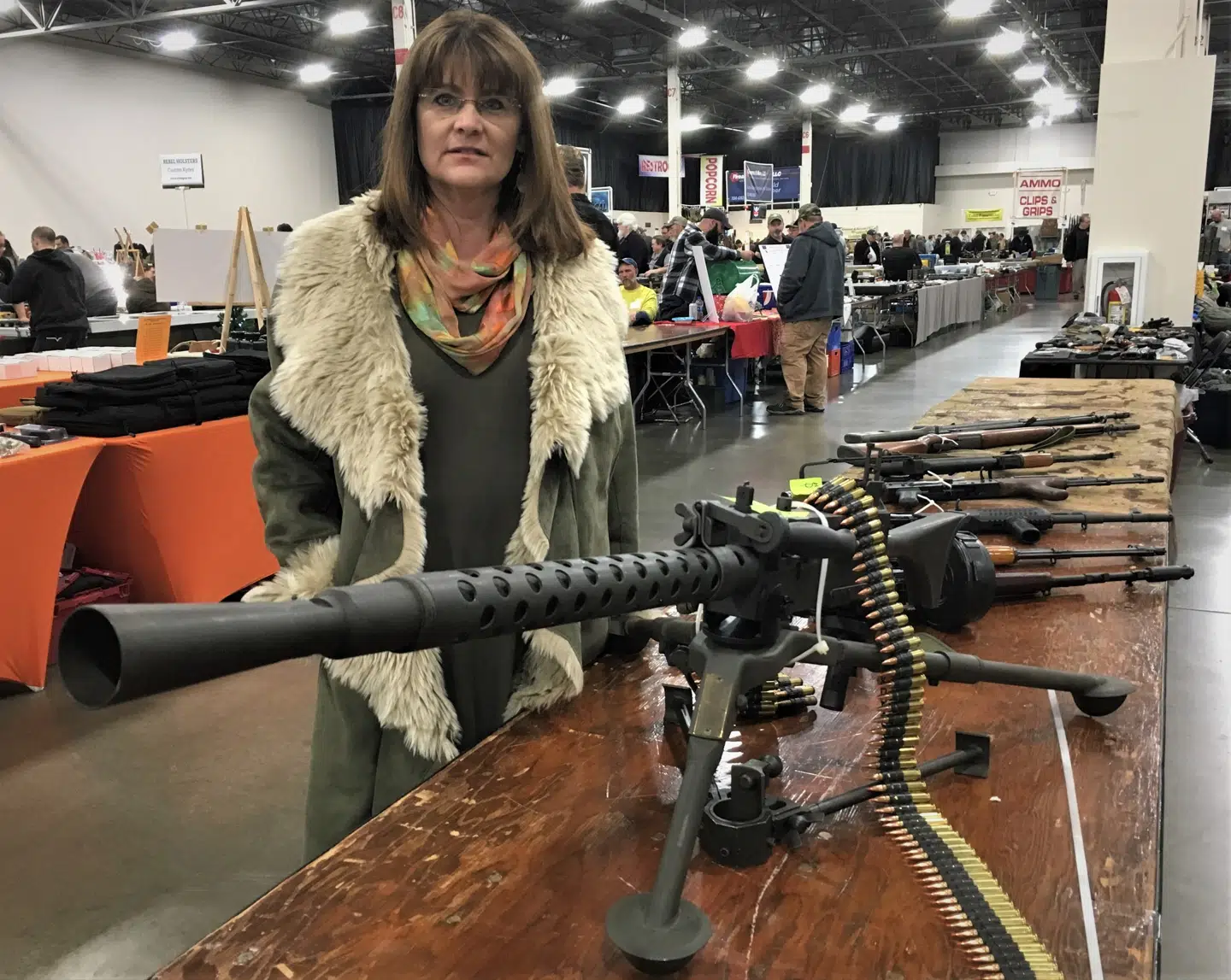 I USA er våben bare noget, man køber. B.T.'s udsendtes hustru til våben-show i Michigan.
