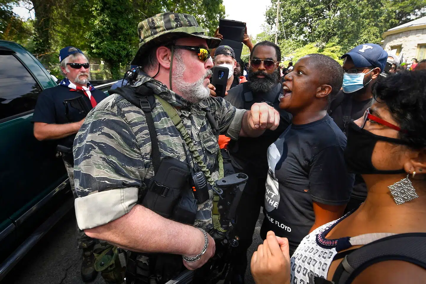 Svært bevæbnede demonstranter i Georgia.