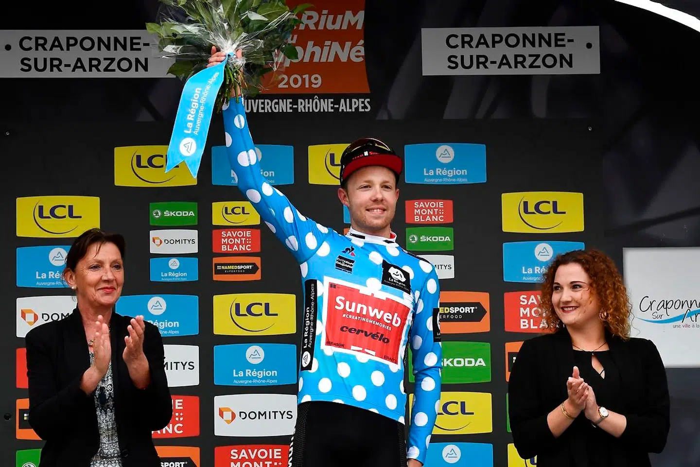 Casper Pedersen viser her trøjen, der belønner den bedste klatrer ved Critérium du Dauphiné i 2019. Danskeren gennemførte desværre ikke løbet.