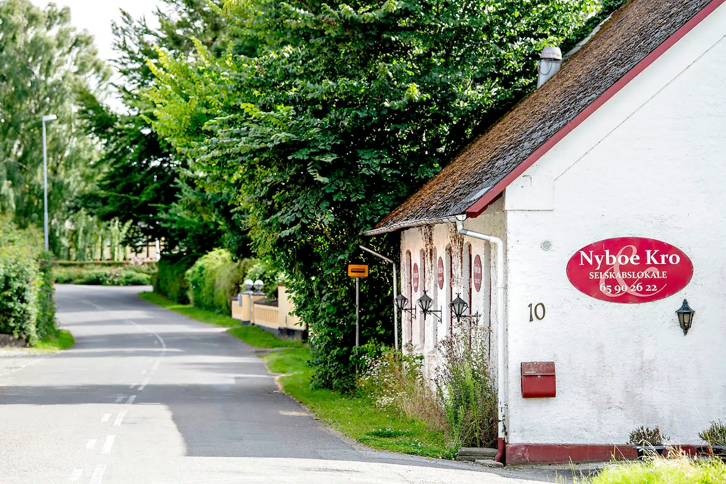 I den lille midtfynske landsby Freltofte er byens borgere gået sammen om at købe byens gamle kro og forsamlingshus lige for næsen af HA-støttegruppen Devils Choice, som beboerne ikke ønsker at få til byen.