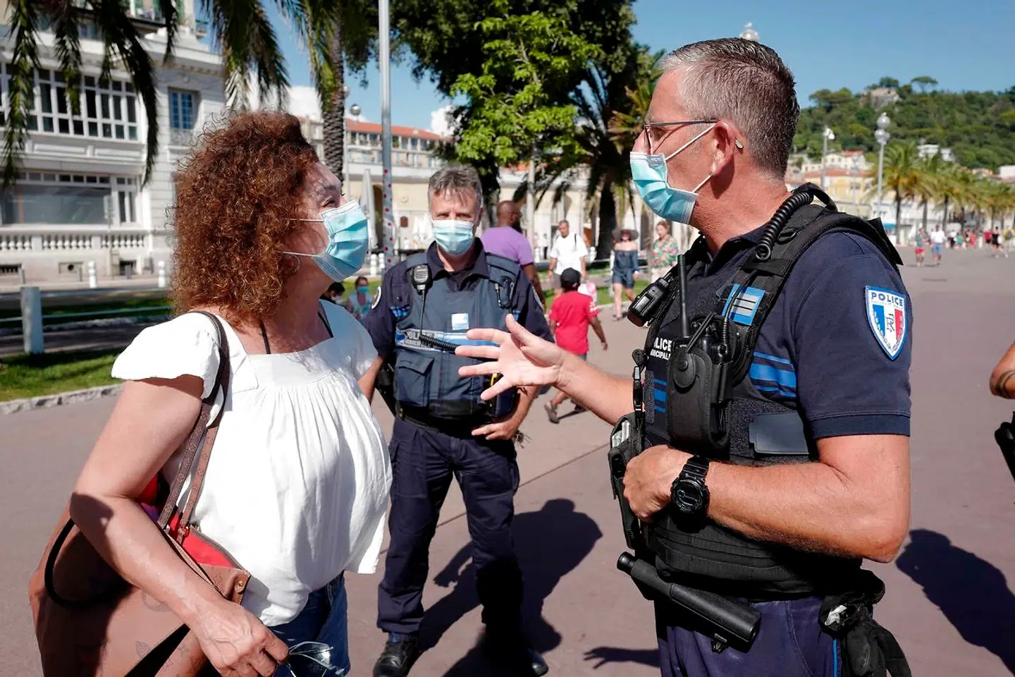 Politiet patruljerer på Promenade des Anglais. Det koster en bøde på 135 euro, hvis man bevæger sig udendørs i Nice uden mundbind.
