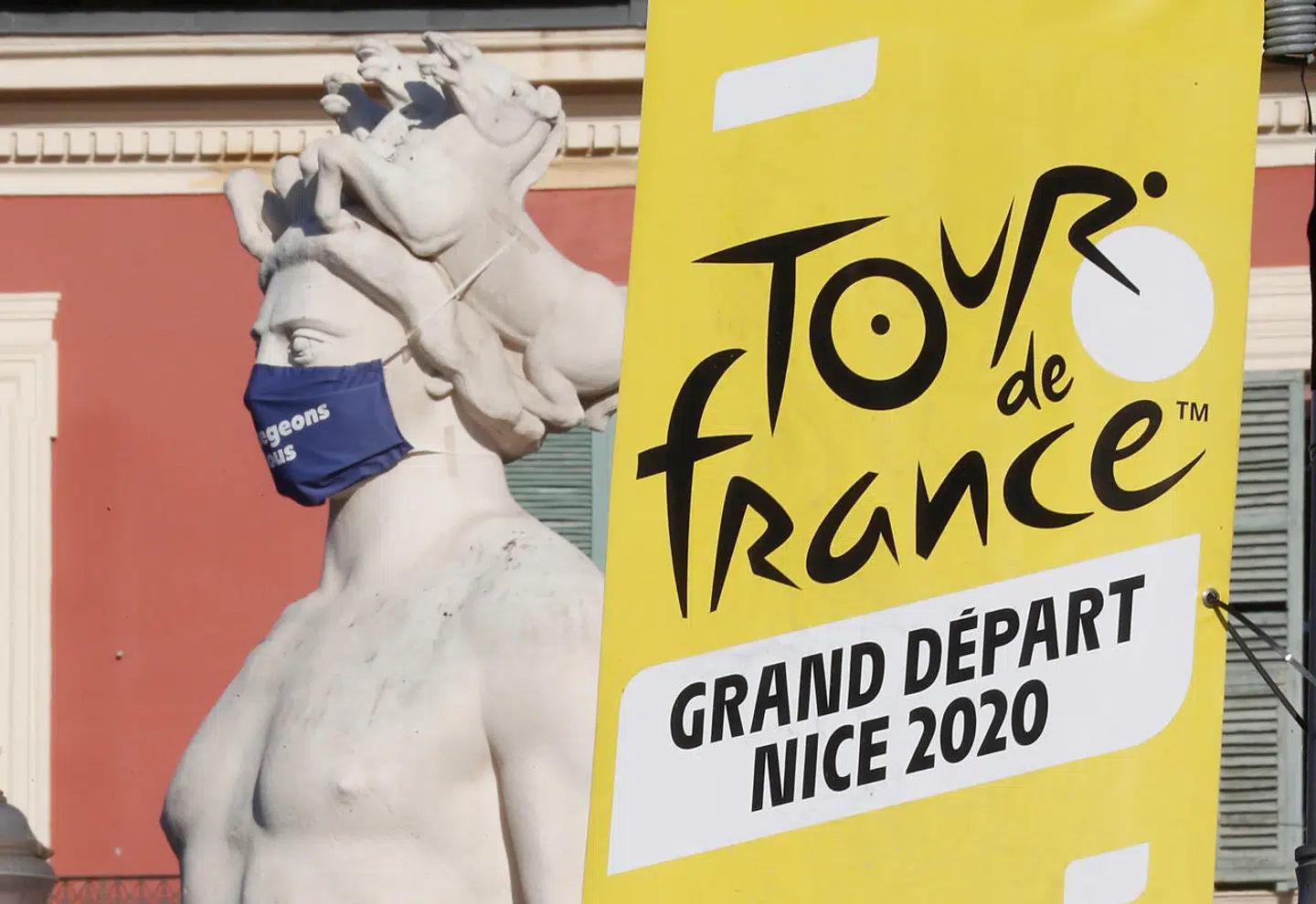Selv statuerne i Nice har fået mundbind på inden lørdagens Tour de France-start. Fire gange så mange franskmænd får i disse dage konstateret Covid-19 sammenlignet med for en måned siden.