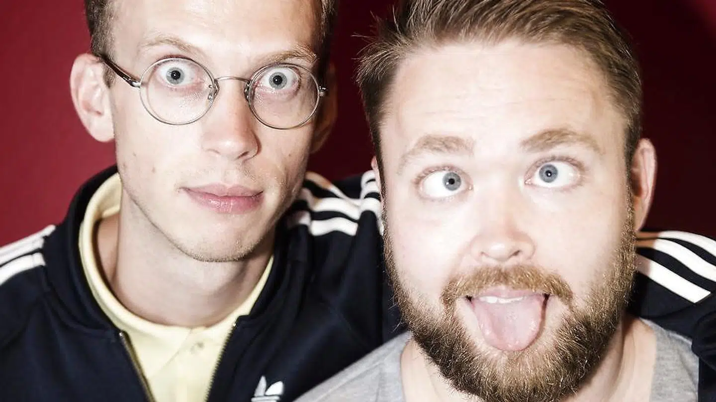 Tjelle (til højre) stopper på programmet Versus.
