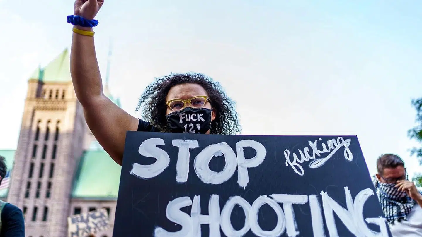 En demonstrant holder et skilt ude foran Hennepin County Government Plaza under gårdsdagens demonstration mod politivold og racisme den 24. i Minneapolis, Minnesota.