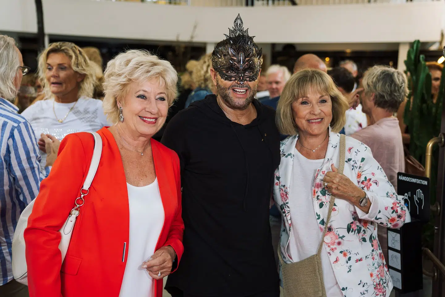 Birthe Kjær ved åbningen af Dennis Knudsens nye frisørsalon.