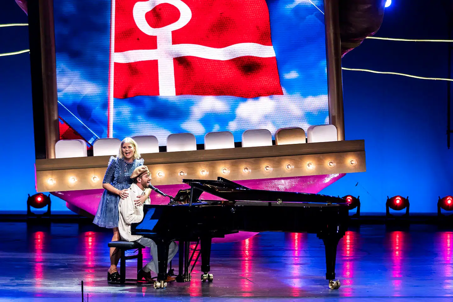 Sofie Linde blæste også til kvindekamp i et nummer med den tidligere 'Gulddreng', Malte Ebert, under årets 'Zulu Comedy Galla'.