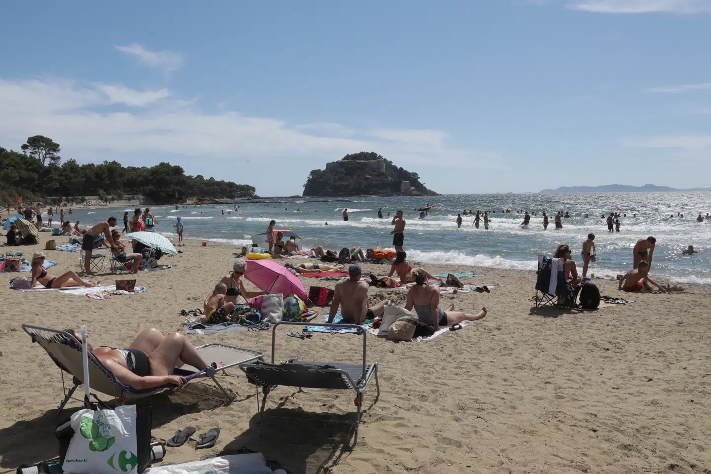 Danske turister frarådes nu at rejse til Frankrig på grund af stigende smitte. Her ses en strand ved fæstningsanlægget Fort de Brégancon ved Middelhavet øst for Marseille. Eric Gaillard/Reuters