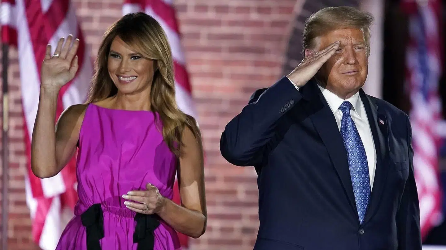 Melania Trump med sin mand, Donald Trump, ved sin side.