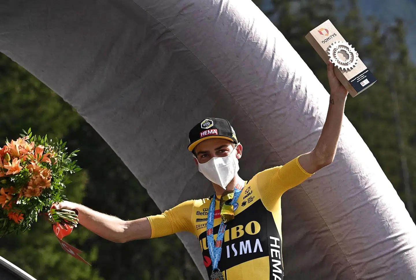 Jumbo-Visma-rytteren Sepp Kuss fejrer sin etapesejr ved Critérium du Dauphiné med maske på. Sikkerhedstiltagene bliver også ekstreme ved Tour de France.