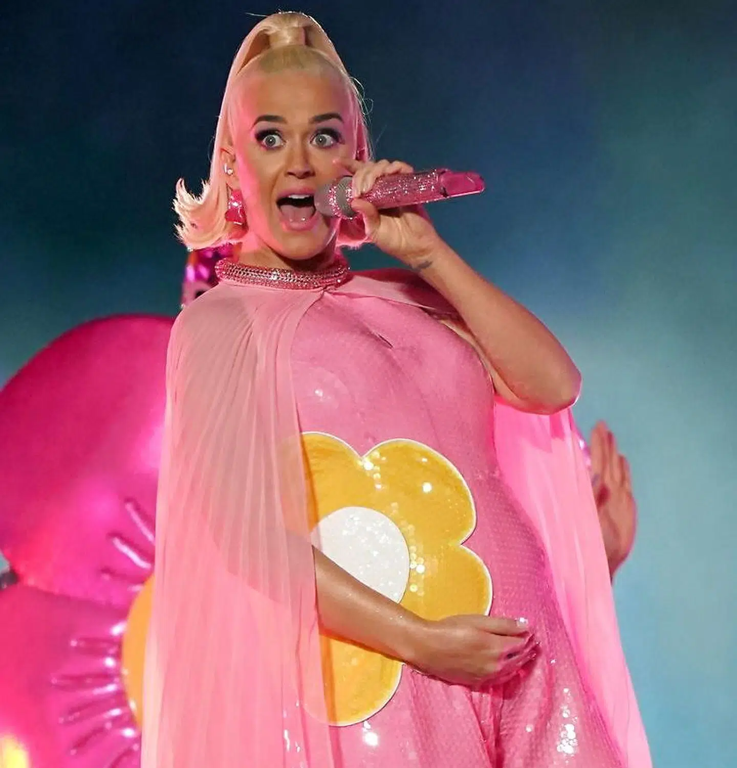 En gravid Katy Perry på scenen i Australien i marts.