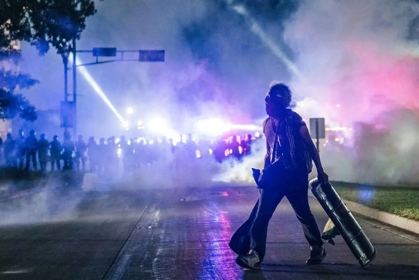 En demonstrant med hjemmelavet skjold i Kenosha, Wisconsin.