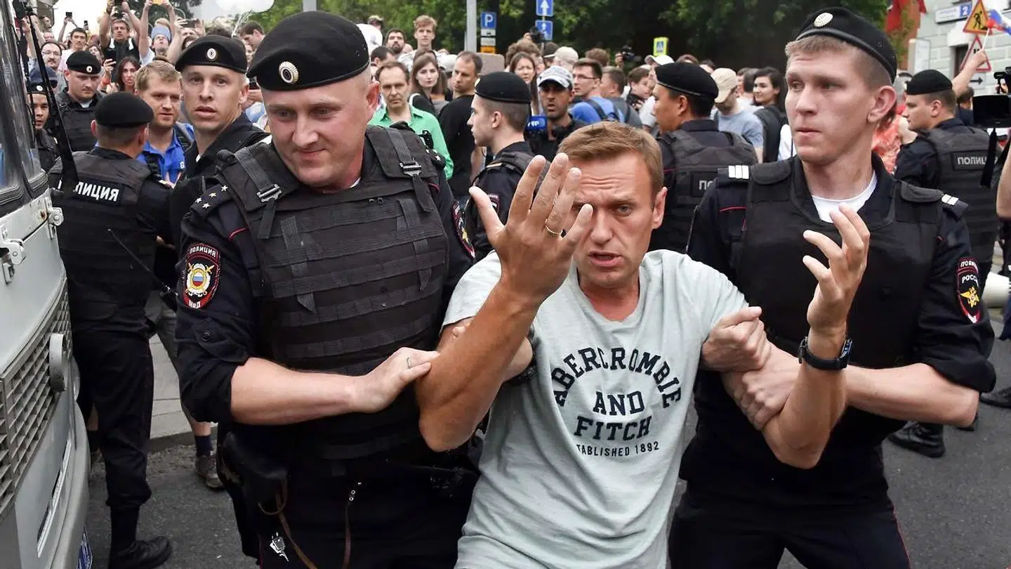 Aleksej Navalnyj bliver taget væk af russiske politimænd under en demonstration i Moskva i 2019. Den russiske oppositionsleder, Aleksej Navalnyj, er af læger blevet diagnosticeret med en allergisk reaktion, men hans egen læge og advokat mener, at der er tale om forgiftning.