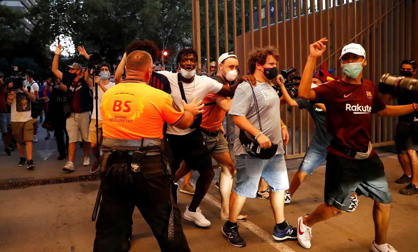 Barcelona-fans stormer Camp Nou.
