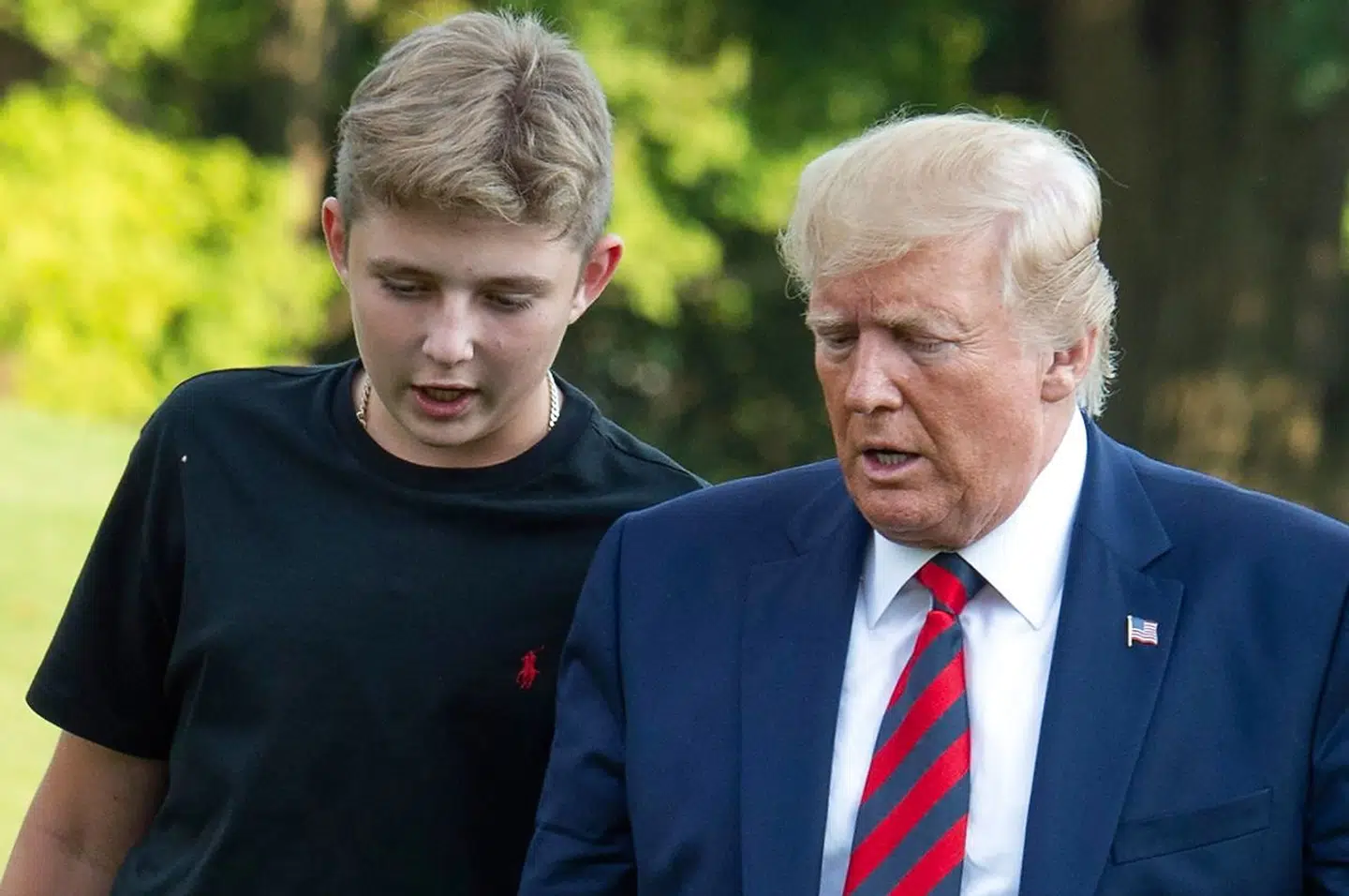 Barron Trump sammen med sin far i august sidste år. På det tidspunkt var han 13 år.