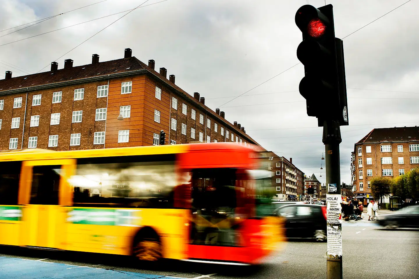 Billisterne kører igen og igen over for rødt lys i krydset ved Spangsbjerg Kirkevej og Nørrebrogade. Arkivfoto