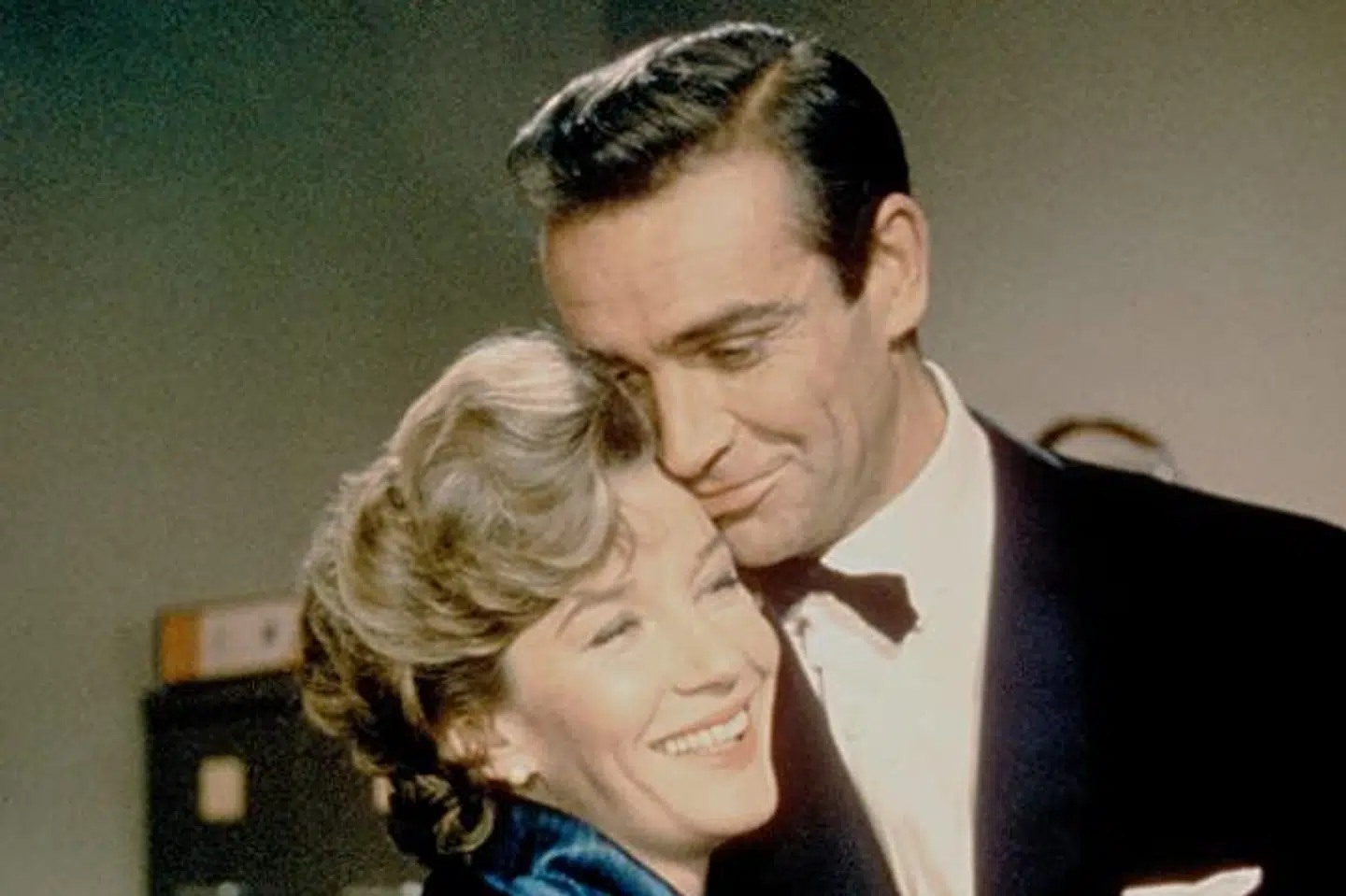 Den velkendte flirt mellem miss Moneypenny og James Bond. Her i filmen 'Dr. No'.