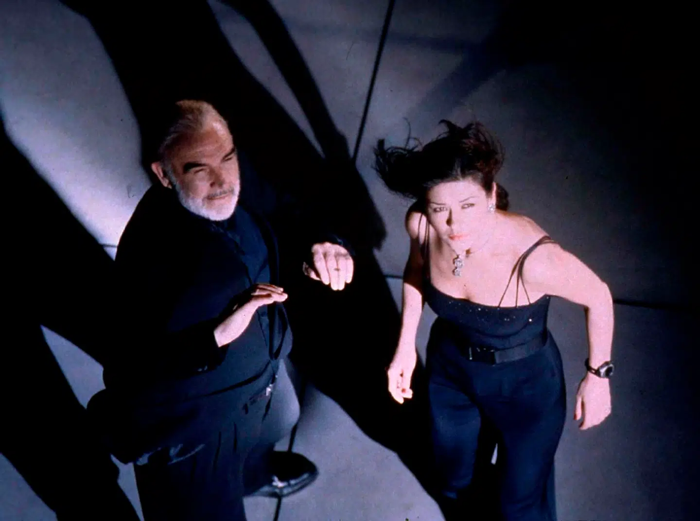 Sean Connery og Catherine Zeta-Jones i filmen 'Lokkeduen', hvor han rent faktisk spiller en klatretyv.