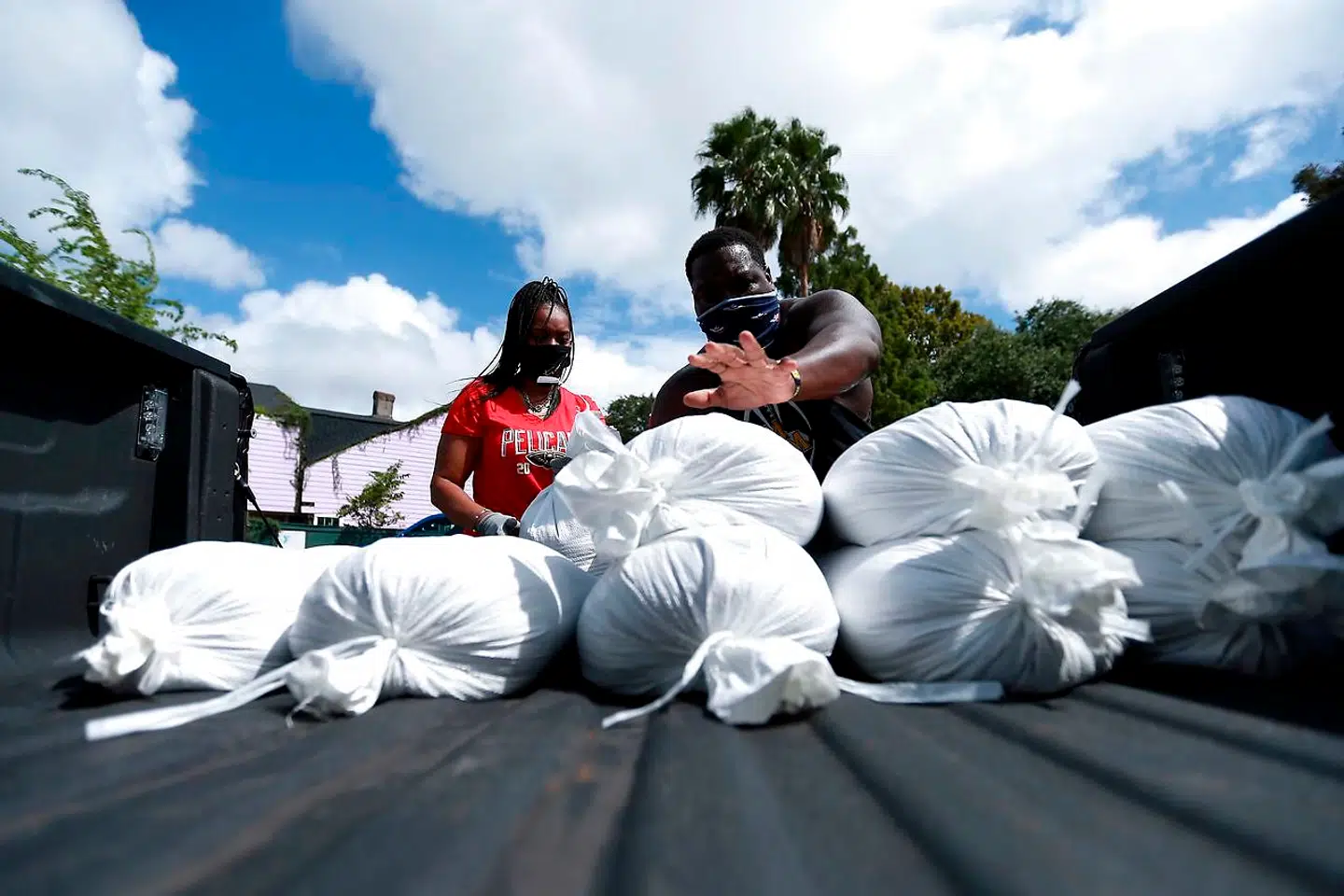 I New Orleans, Louisiana, er der bogstavelig talt stilhed før storm. Her forbereder lokale sig på Lauras ankomst ved at placere sandsække som diger.