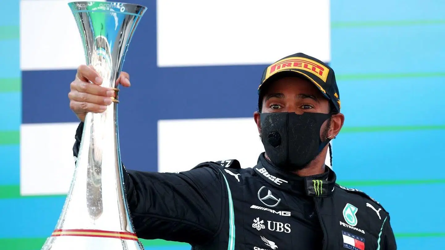 Lewis Hamilton på podiet efter Spaniens Grand Prix.