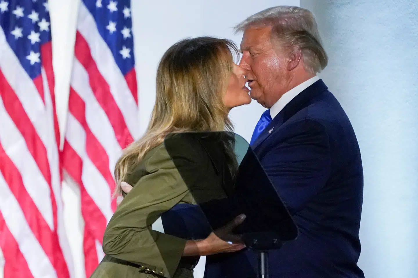 Melania Trump kysser sin mand, præsident Donald Trump, efter sin tale ved Republikanernes partikonvent. Kevin Lamarque/Reuters