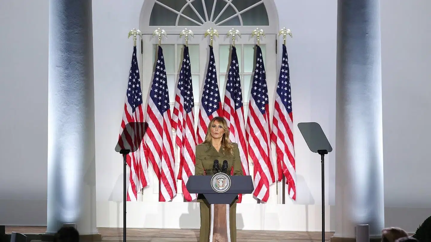 Melania Trump på scenen i The Rose Garden i Det Hvide Hus.