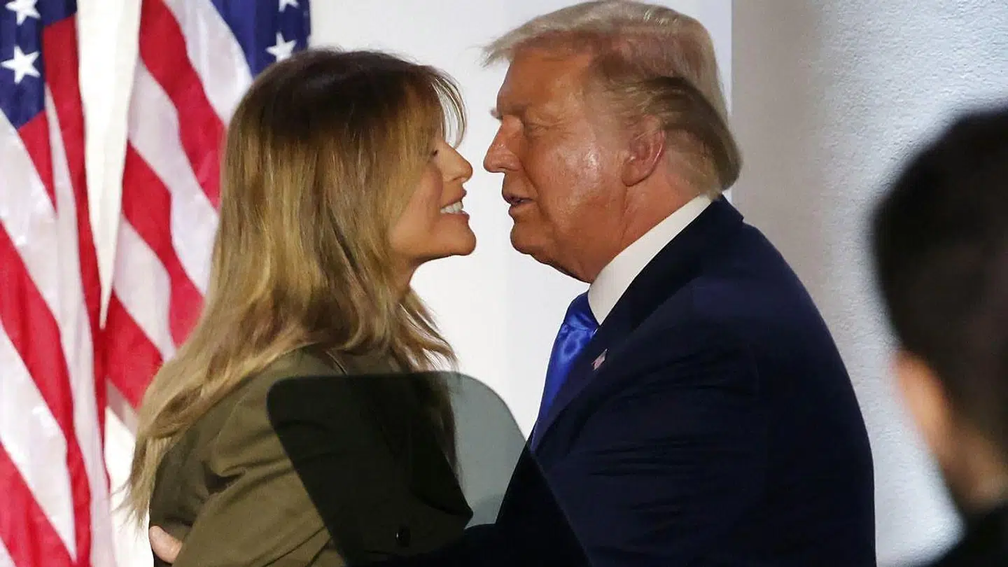 Melania og Donalfd Trump i omfavnelse efter førstefruens tale.