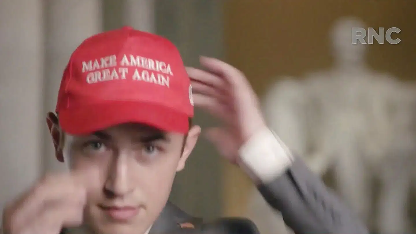 Nicholas Sandmann tager en 'Maga'-hat på i forbindelse med sin tale til Republikanernes konvent.