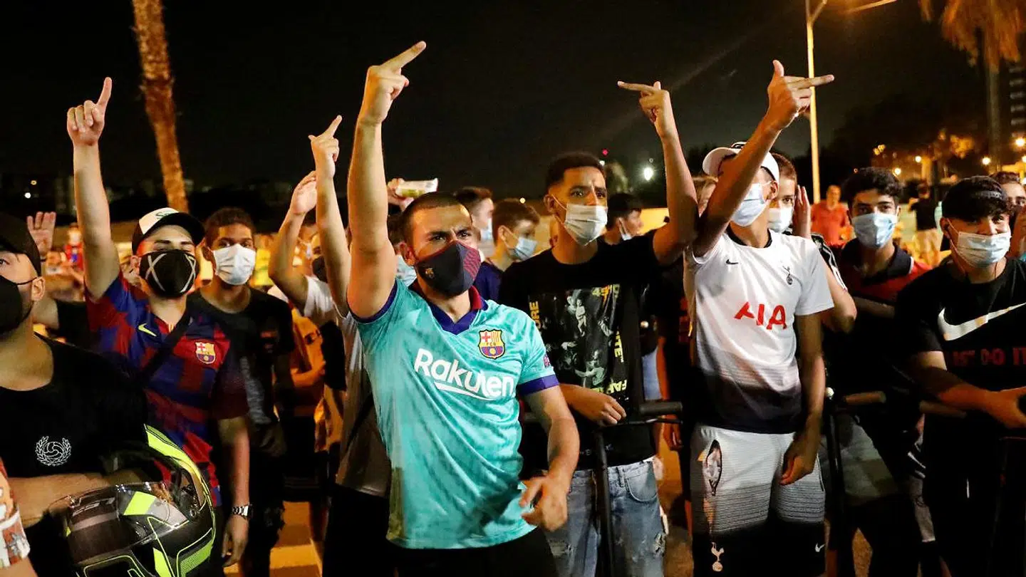 Barcelona-fans foran Camp Nou tirsdag aften.