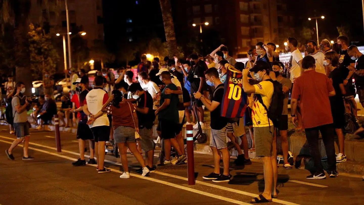 Barcelona-fans foran Camp Nou tirsdag aften.