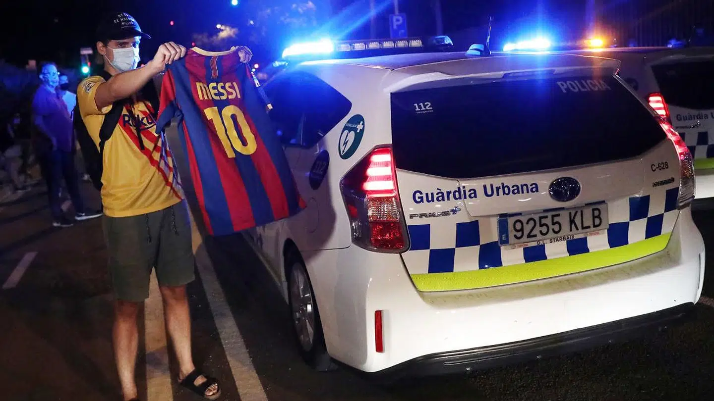 Barcelona-fan foran Camp Nou tirsdag aften.