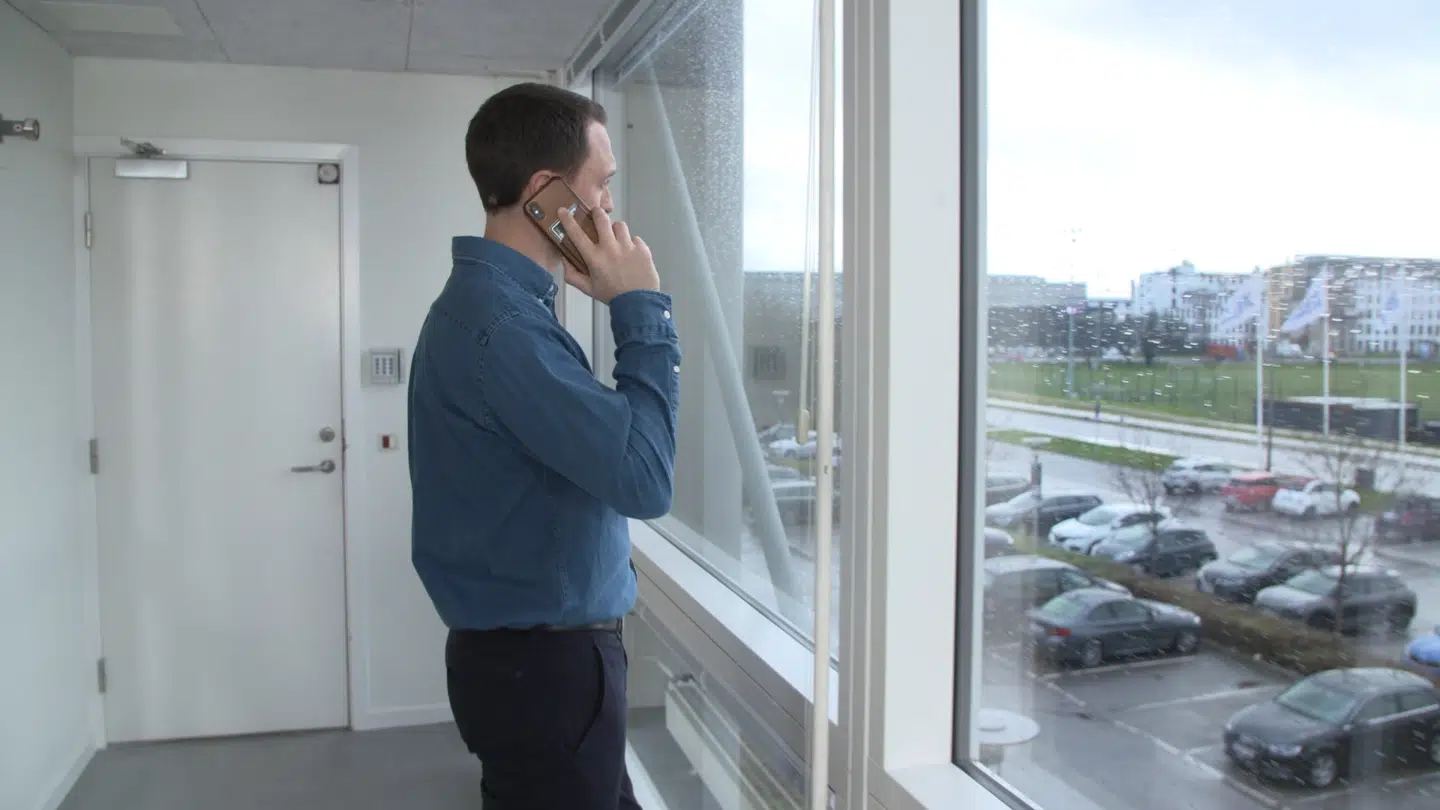 Kenneth Hansen ringer og ringer. Men Mathias afviser at tage telefonen.