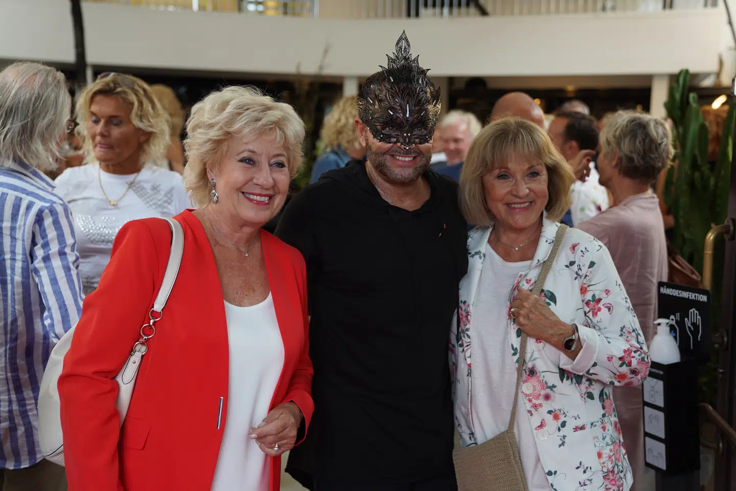 Birthe Kjær, Dennis Knudsen og Susse Wold ved åbningen af Dennis Knudsens nye frisørsalon.