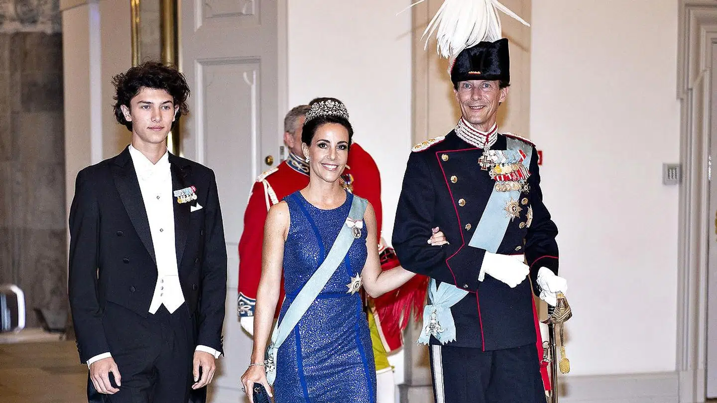 Prins Joachim og Prinsesse Marie med Prins Nikolai ved gallataffel på Christiansborg Slot i anledning af kronprinsens 50 års fødselsdag.
