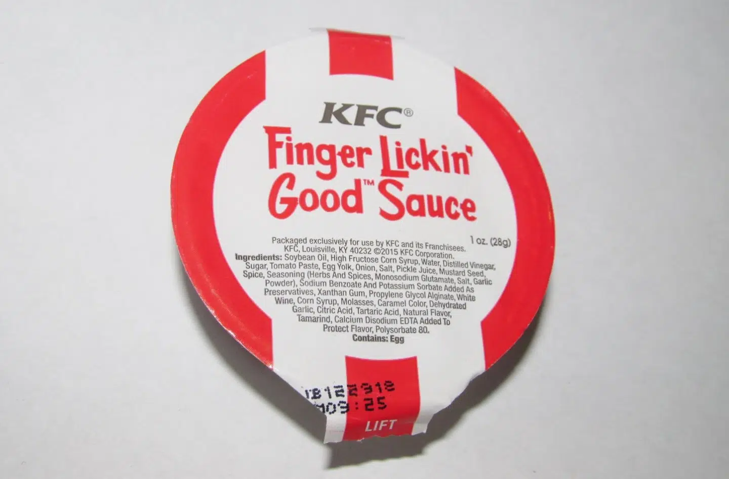 Finger Lickin Good-sloganet står på flere af KFC's produkter. Her på en sauce.