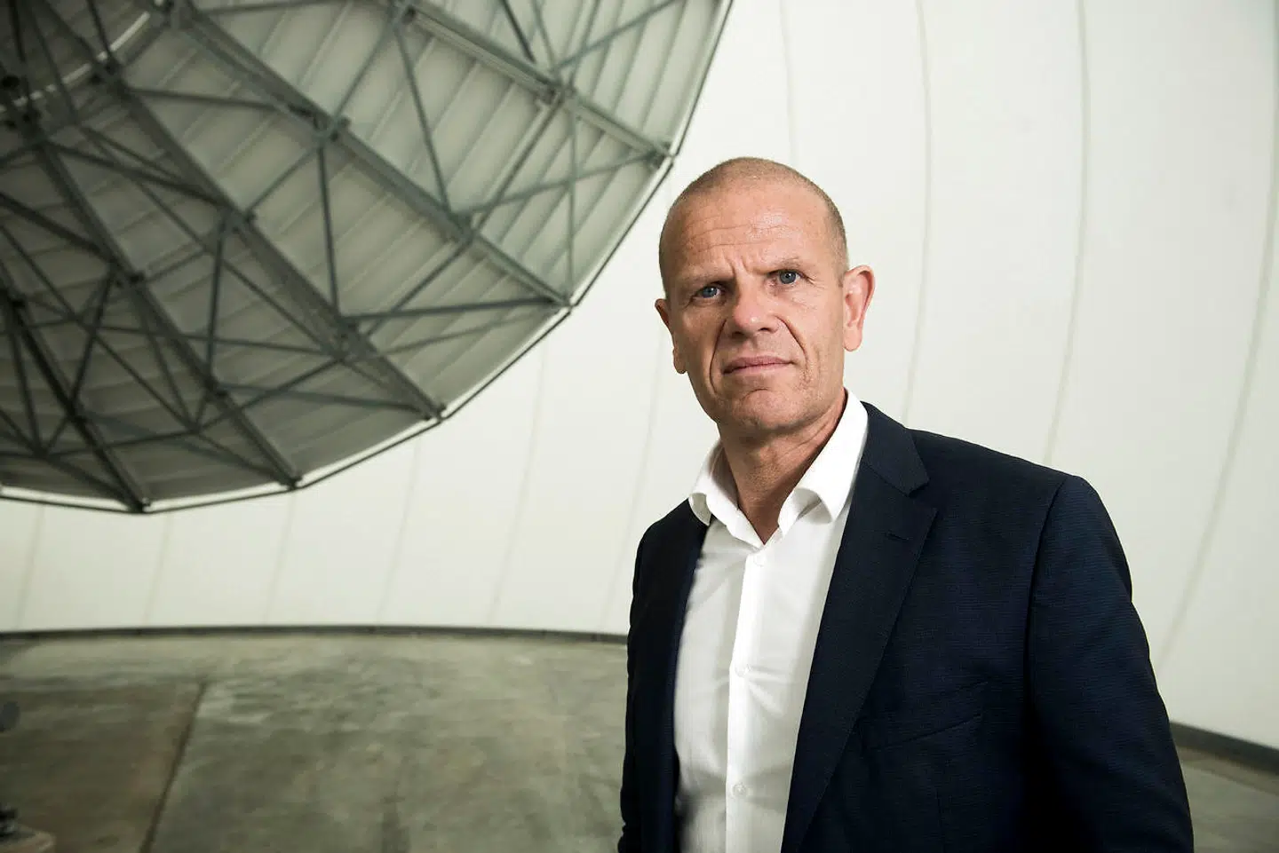 Spiontjenestens chef Lars Findsen er fritaget for tjeneste. Han afviser at have misforvaltet sit embede.